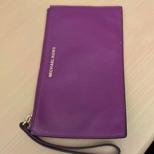 Elegant wristlet great for date night etc. Ideal for cellphone and keys and card